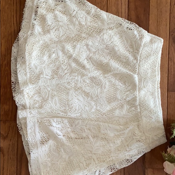 Ivory lace skirt - Picture 2 of 5